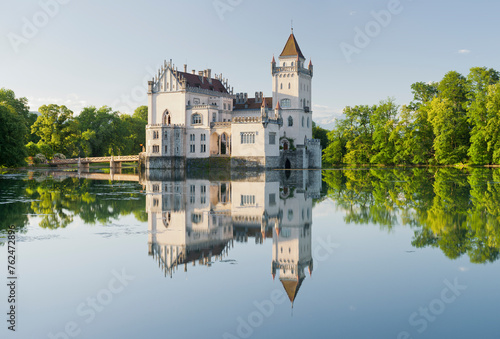 Österreich, Salzburg, Schloss Anif, Wasserschloss, Park, Spiegelung photo