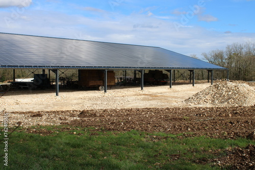 Panneau solaire sur hangar agricole photo