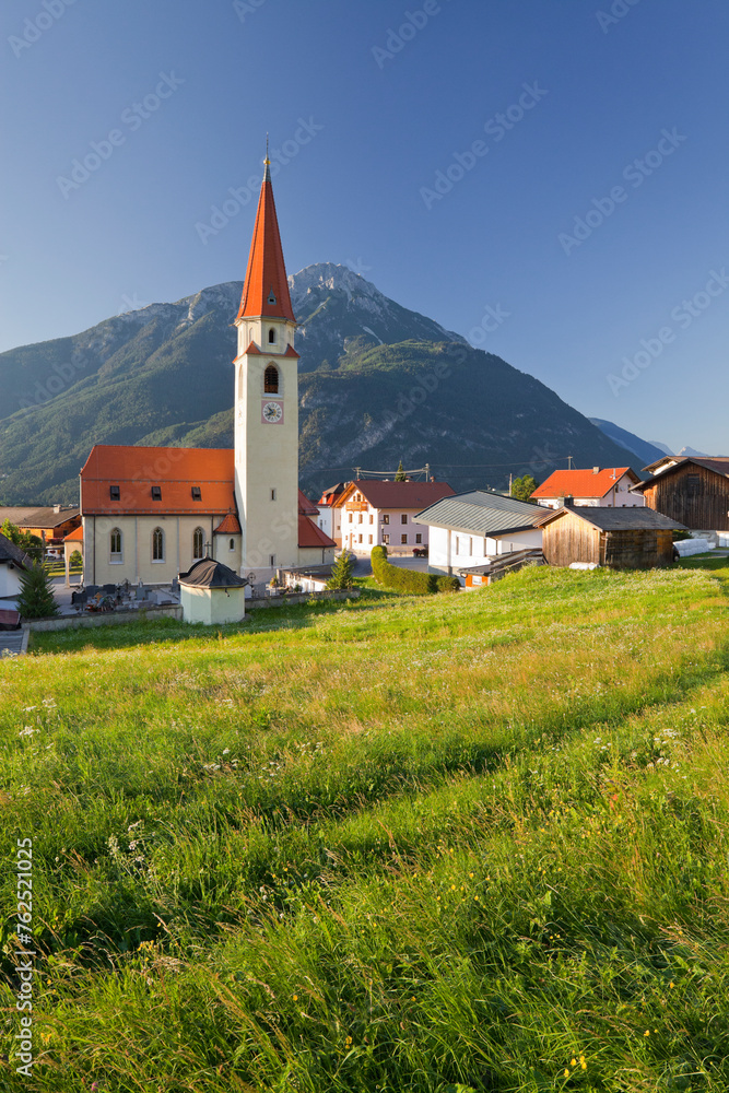 Österreich, Tirol, Ort Wald, Tschirgant, Kirche, Wiese