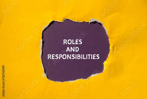 Fotografia Roles and responsibilities words written on torn yellow paper with purple background