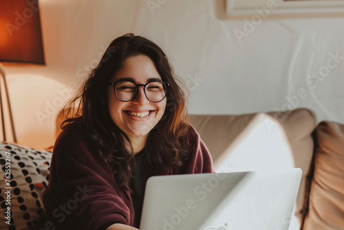 Feliz mujer de curvas trabajando con su laptop desde su casa. Generativa IA