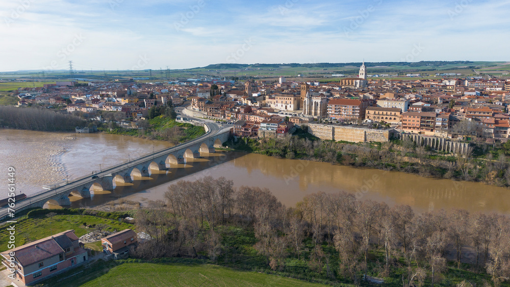 The Duero river as it passes through Tordesillas at the end of winter