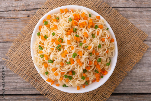 Instant noodles with carrot and green onion