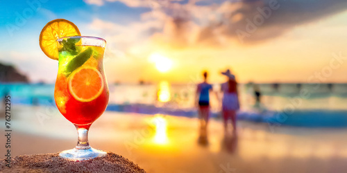 Cocktail am Strand mit Meer im Hintergrund 