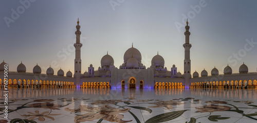 Schilderij op canvas Courtyard of Sheikh Zayed Grand Mosque in Abu Dhabi, United Arab Emirates