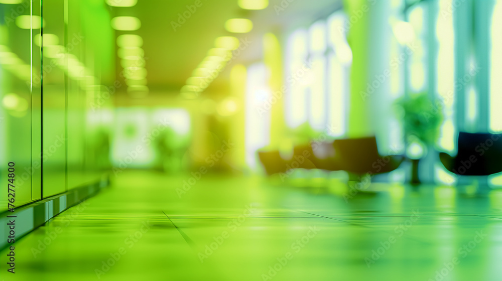 Fototapeta premium Moderner heller und grüner, verschwommener Bürohintergrund, Konzept modernes Büro, Co-Working Space