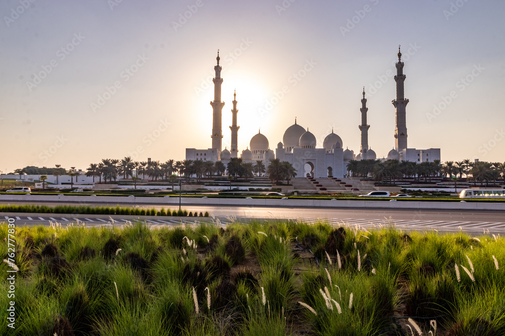 Obraz premium View of Sheikh Zayed Grand Mosque in Abu Dhabi, United Arab Emirates.