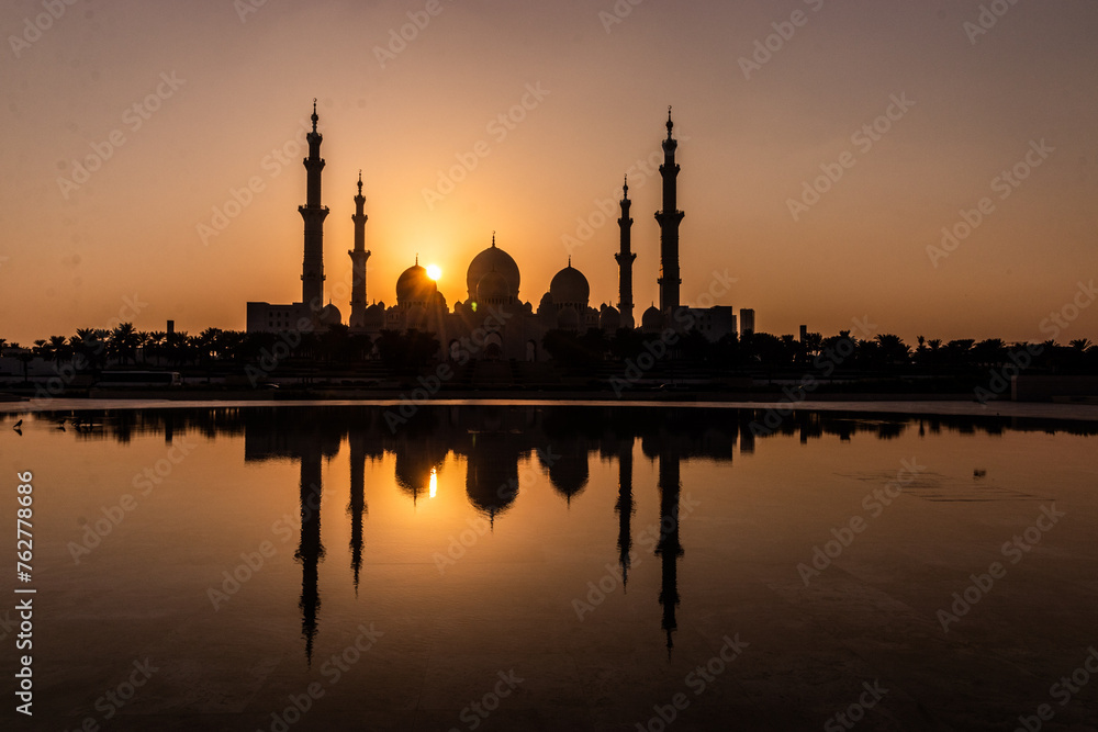 Fototapeta premium Evening view of Sheikh Zayed Grand Mosque in Abu Dhabi, United Arab Emirates