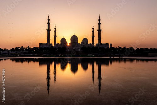 Evening view of Sheikh Zayed Grand Mosque in Abu Dhabi, United Arab Emirates © Matyas Rehak