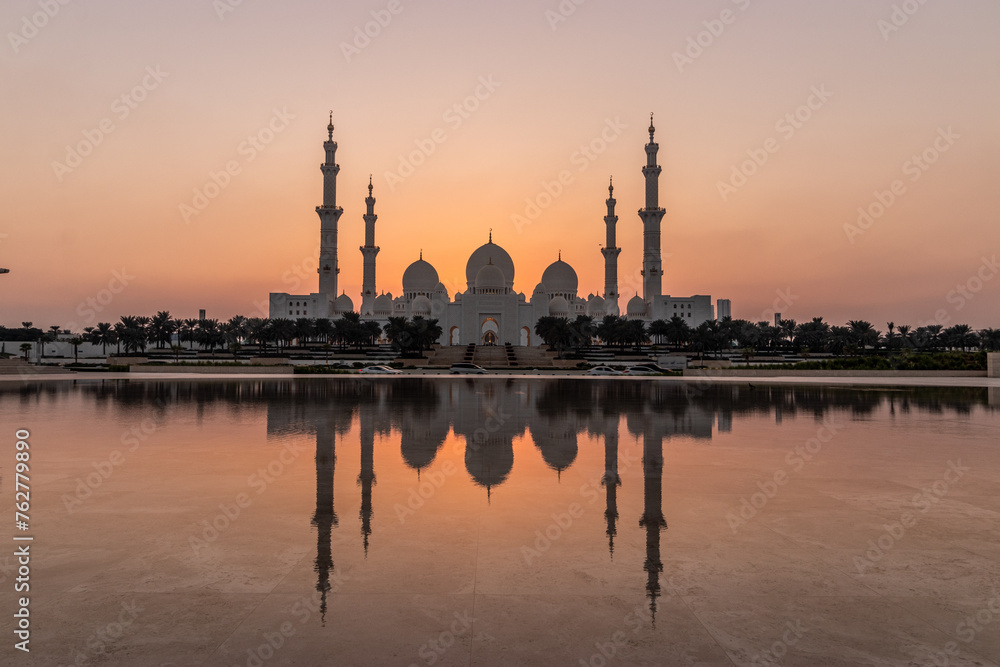 Evening view of Sheikh Zayed Grand Mosque in Abu Dhabi, United Arab Emirates.