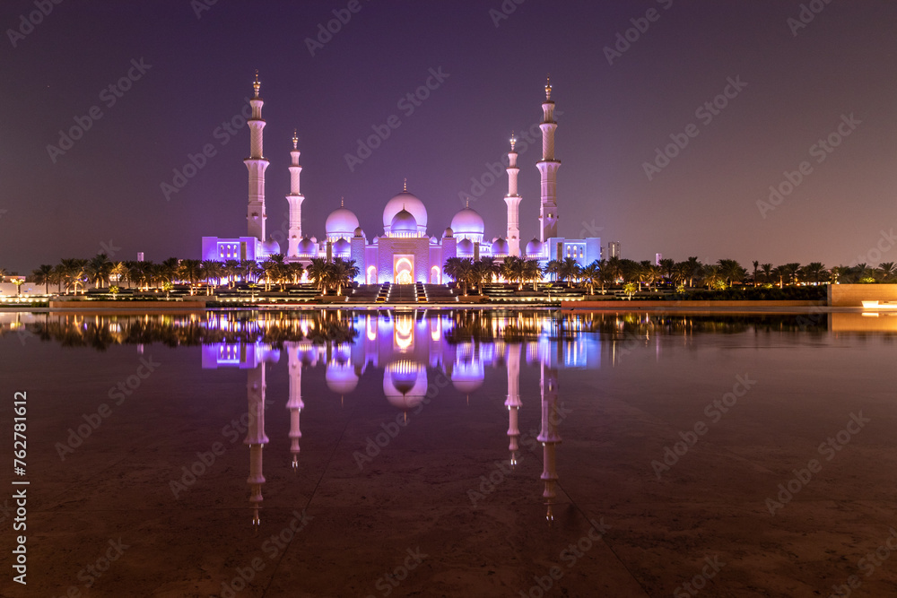 Evening view of Sheikh Zayed Grand Mosque in Abu Dhabi, United Arab Emirates