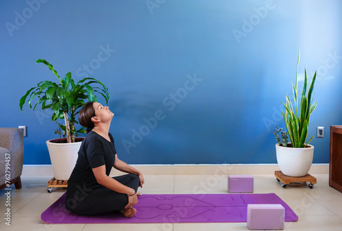 Mujer haciendo yoga en casa photo