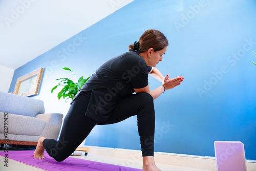 Mujer haciendo yoga en casa photo