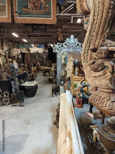 Visite d'un grand magasin de vente d'antiquité, d'objets historiques, de beaux arts ou oeuvres, de pièces de luxe, de toutes sortes de bricoles asiatiques ou de pays émergents, indien ou hindu, bois photo