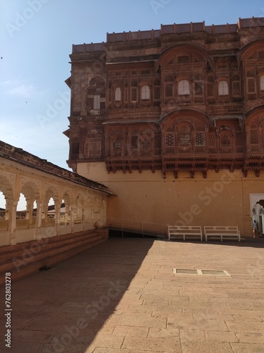 Visite du Fort de Mehrangarh à Jodpur, belle édififice historique de l'ancienne civilisaiton indienne et hindu, magnifique façade de batiment tout coloré, rouge et orange, splendeur touristique  photo