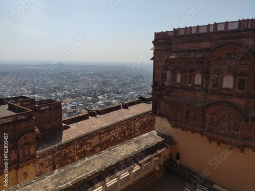 Visite du Fort de Mehrangarh à Jodpur, belle édififice historique de l'ancienne civilisaiton indienne et hindu, magnifique façade de batiment tout coloré, rouge et orange, splendeur touristique  photo