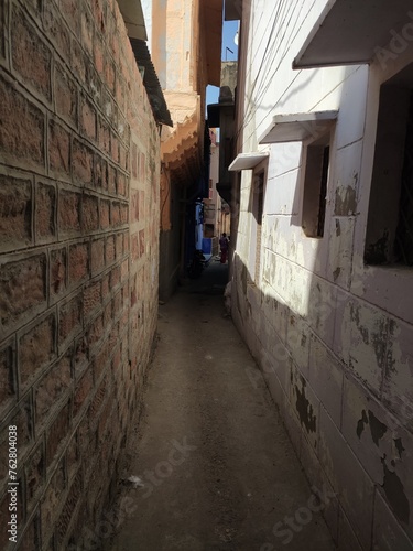 Visite culturelle et historique de la ville bleue de Jodpur, petite maison ancienne, fortement coloré en bleu, ruelle ancienne, rustique, ancienne civilisation, beauté urbaine, environnement  photo