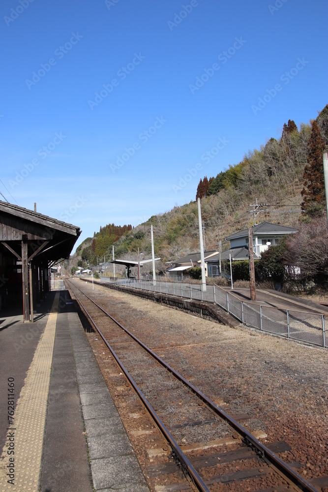 Fototapeta premium jr九州肥薩線の大隅横川駅のプラットホーム風景