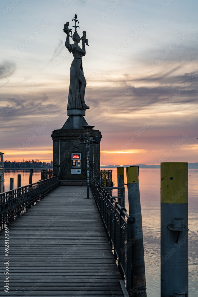 Imperia Statue mit dem See und er Morgendämmerung im Hintergrund . Konstanz, Bodensee, Baden-Württemberg, Deutschland, Europa.