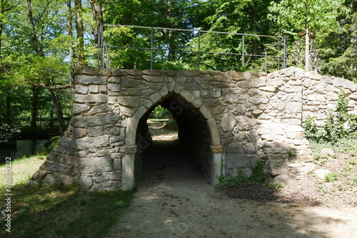 Burgtor an künstlicher Ruine Schlossgarten Barockschloss Rammenau