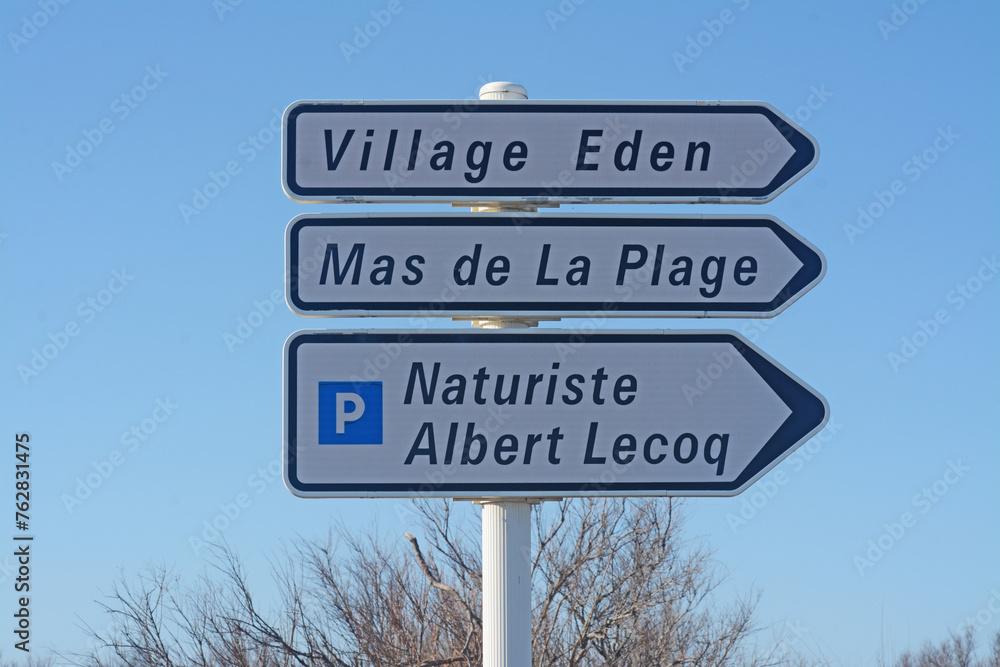 Panneaux de direction : village Eden, Mas de la Plage, parking naturiste Albert Lecoq à Leucate, Aude, Languedoc, Occitanie, France. Panneaux de direction : village Eden, Mas de la Plage, parking naturiste Albert Lecoq à Leucate, Aude, Languedoc, Occitanie, France.
