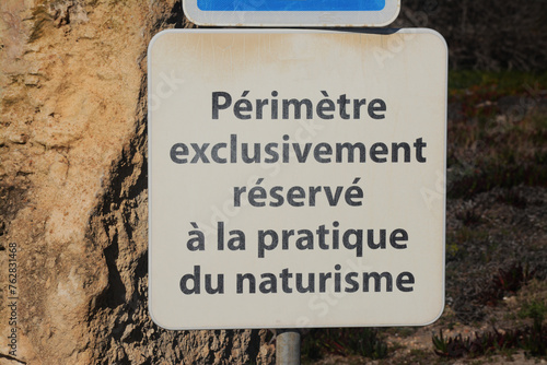 Panneau : périmètre exclusivement réservé à la pratique du naturisme. Leucate, Aude, Languedoc, Occitanie, France. photo