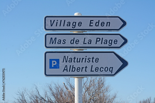 Panneaux de direction : village Eden, Mas de la Plage, parking naturiste Albert Lecoq à Leucate, Aude, Languedoc, Occitanie, France. photo