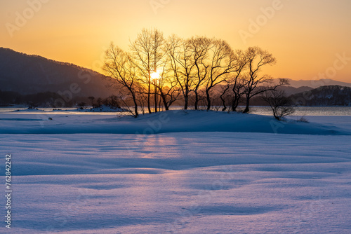 裏磐梯檜原湖 雪原の夜明け © Umibozze