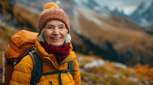 An old woman who happily travels the mountain scenic spots