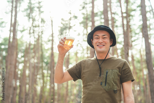 キャンプ場でビールを飲む男性キャンパー（お酒・アルコール・クラフトビール・発泡酒）
 photo