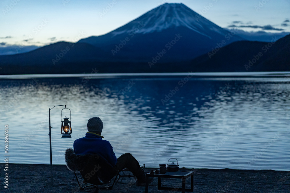富士山からの朝日を待つ男性