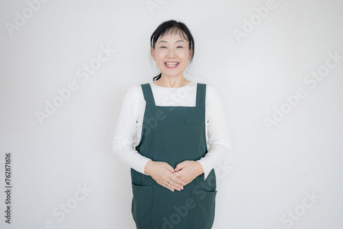 緑のエプロンをした中高年女性