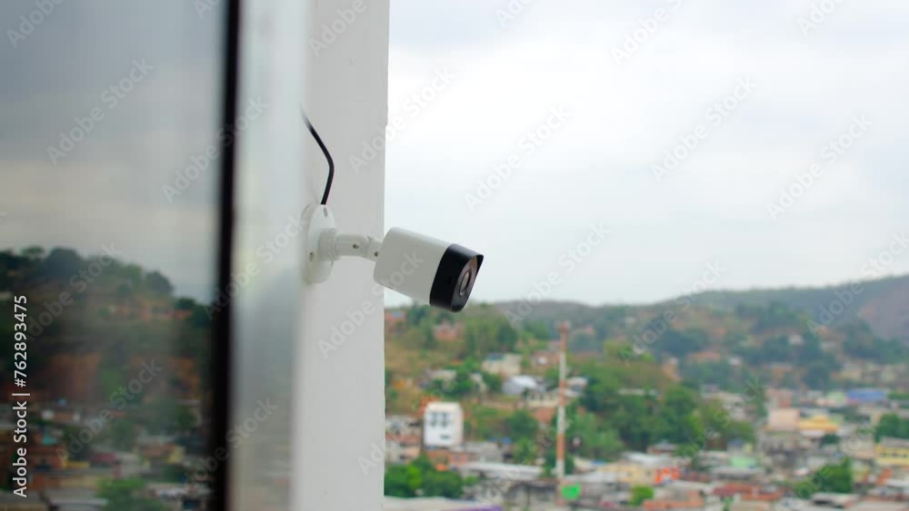 Reinforced home surveillance: CCTV camera discreetly installed on the balcony, ensuring 24/7 security. CFTV Reinforced home surveillance: CCTV camera discreetly installed on the balcony, ensuring 24/7 security. CFTV