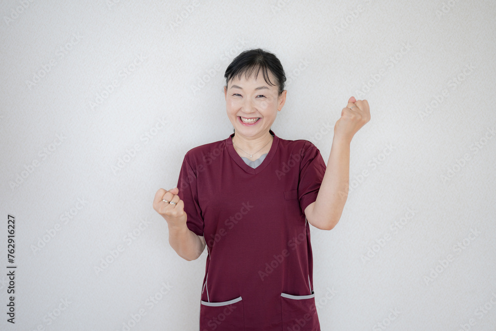 ガッツポーズするスクラブ女性 ガッツポーズするスクラブ女性