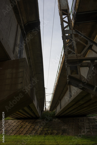 見上げる鉄道橋