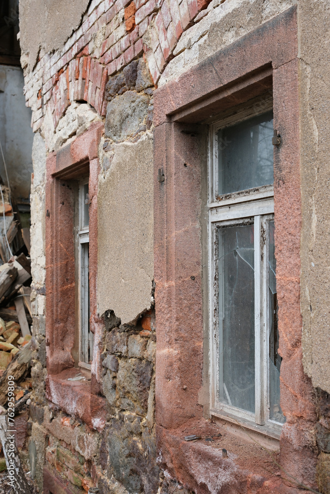 Fassade von teilweise eingestürzten Wohnhaus