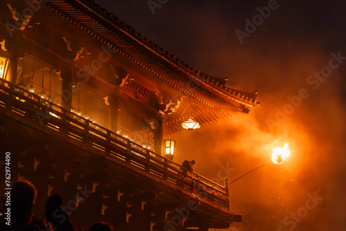 奈良　東大寺のお水取り　お松明　横位置　４ photo