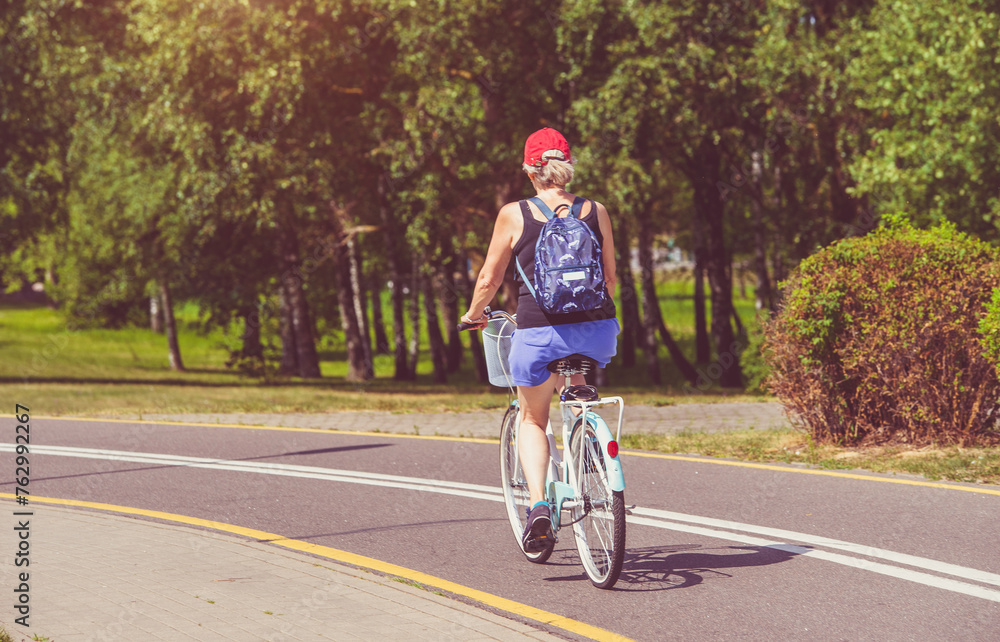 Obraz premium Cyclist ride on the bike path in the city Park 