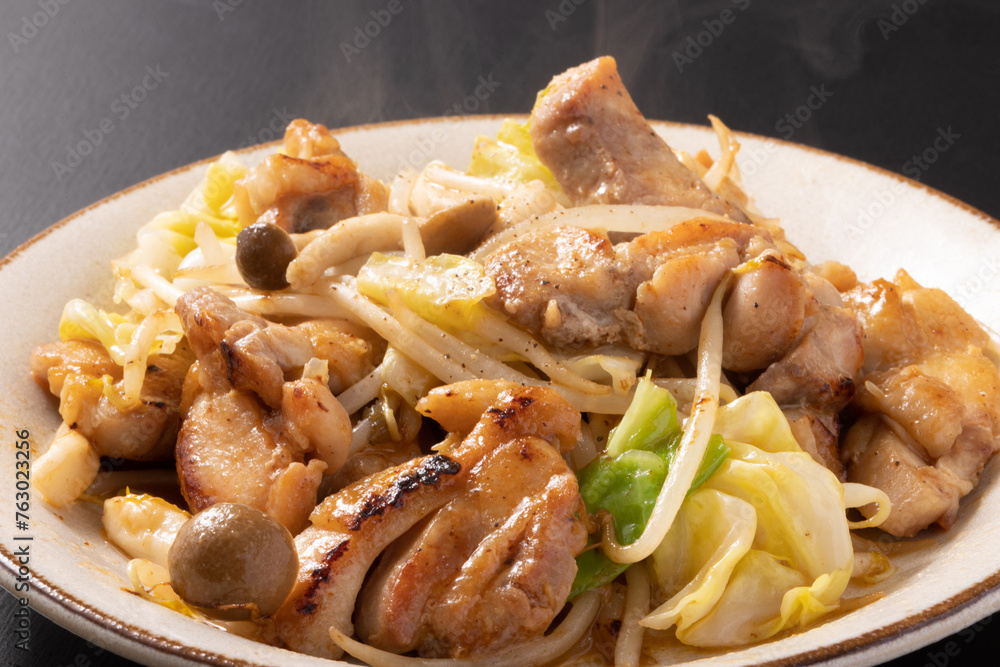 鶏肉の野菜炒め(鶏もも肉 キャベツ もやし しめじ) 鶏肉の野菜炒め(鶏もも肉 キャベツ もやし しめじ)