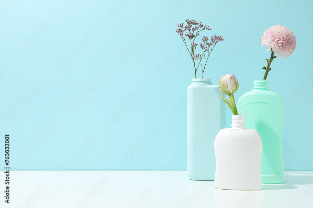 Obraz premium Detergents with flowers on a beautiful background