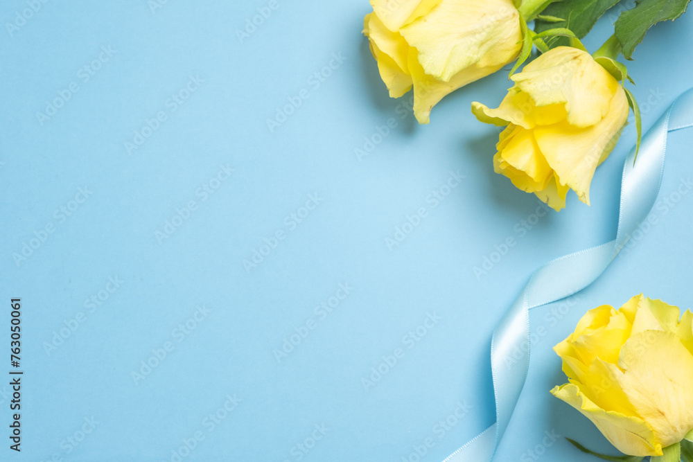 黄色い薔薇と水色背景のフリースペース