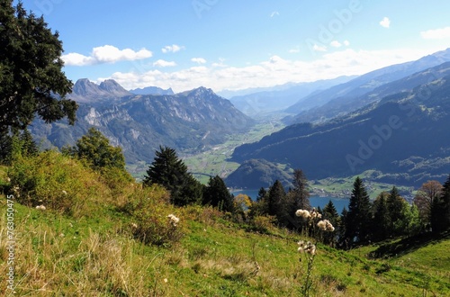 Bergpanorama mit grünen Tälern