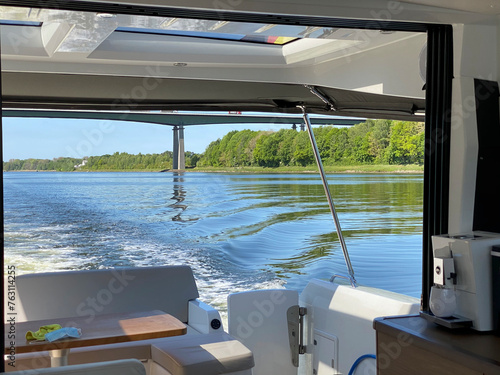 Fahrendes Motorboot mit Heckwelle