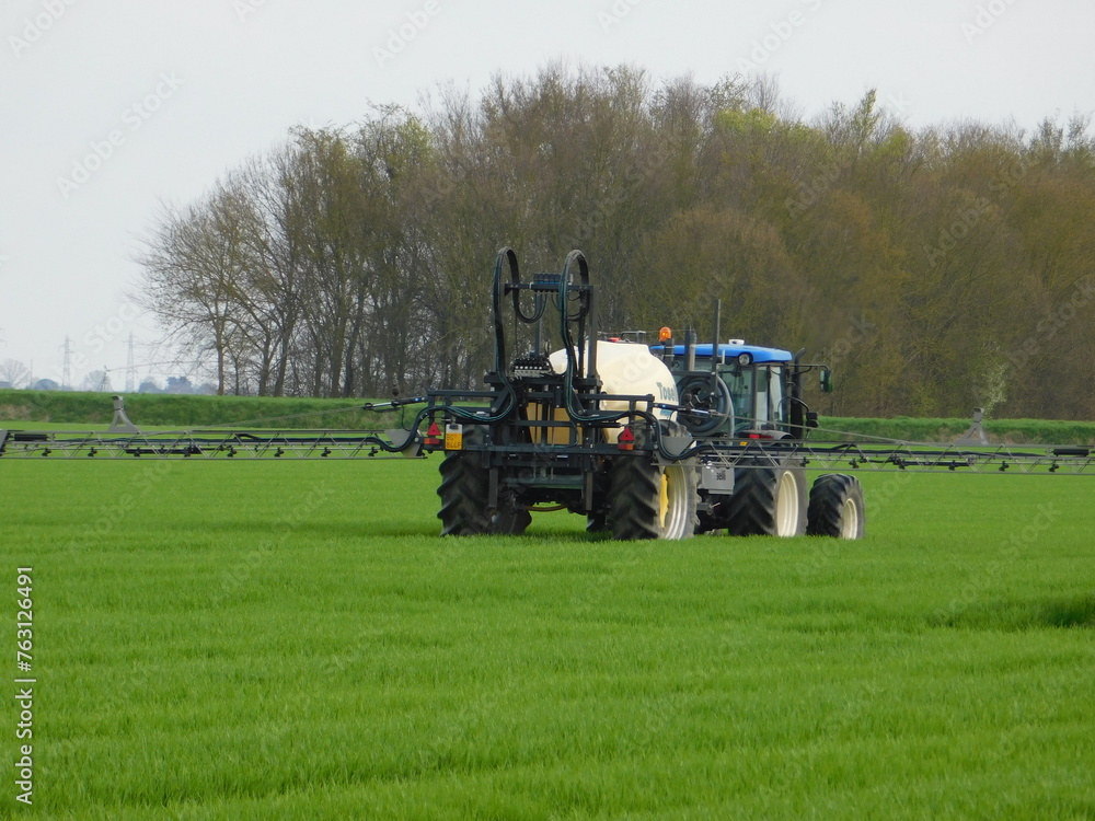 Fototapeta premium trattore al lavoro in campagna