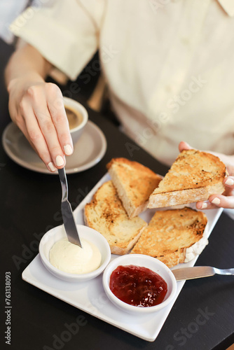 Tostadas con queso y mermeladas 