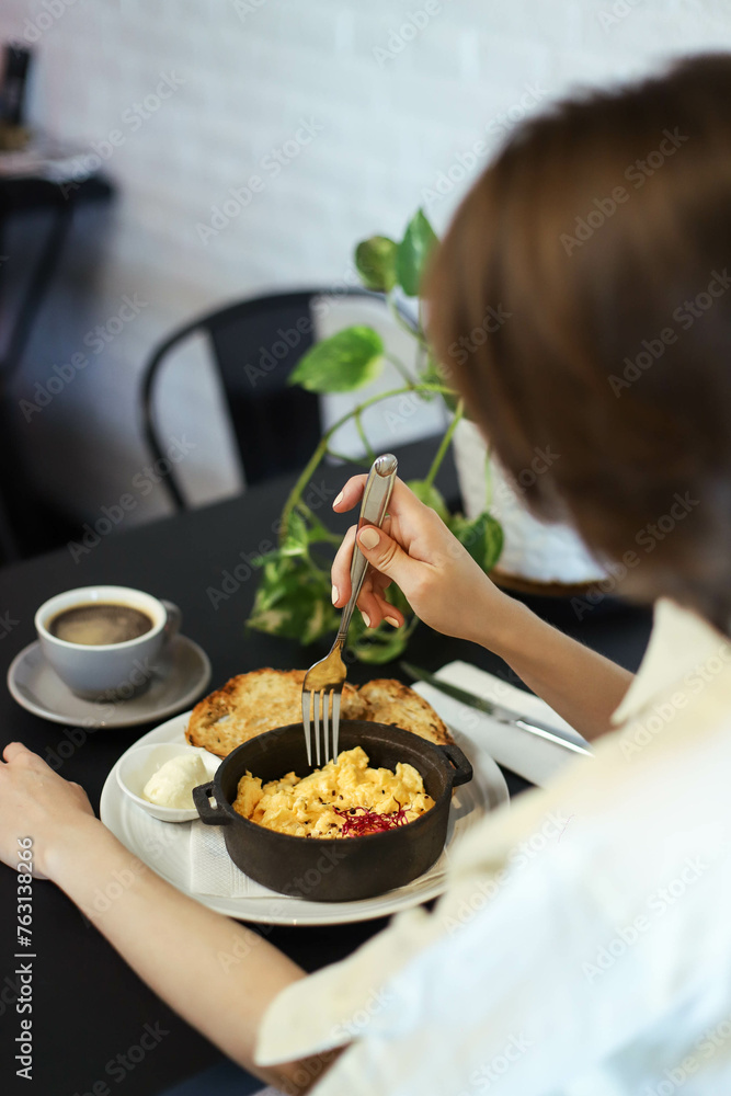 Huevos revueltos en mesa con cafe Huevos revueltos en mesa con cafe