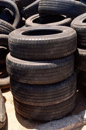 des pneus usagés empilés dans la rue à Dakar au Sénégal en Afrique