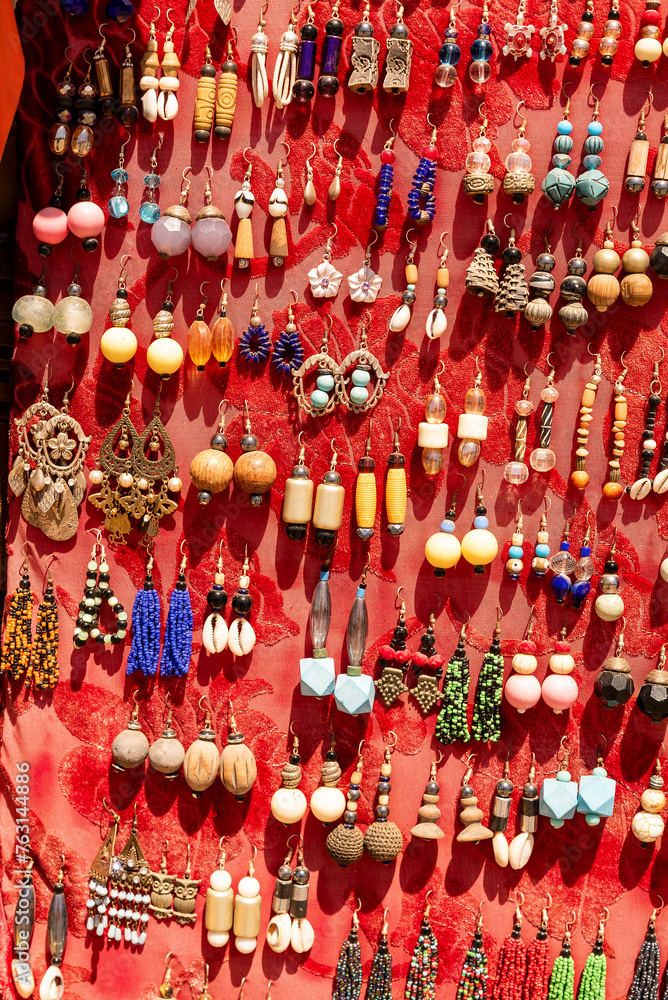 Des bijoux en vente sur un étalage en Afrique