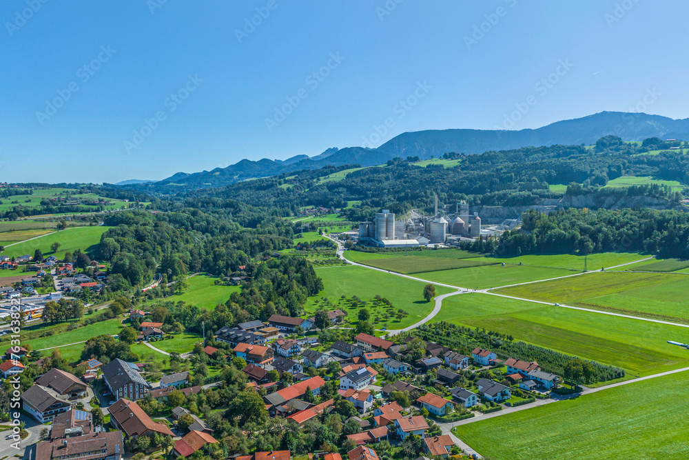 Ausblick auf die Region um Rohrdorf nahe Rosenheim am oberbayerischen Alpenrand