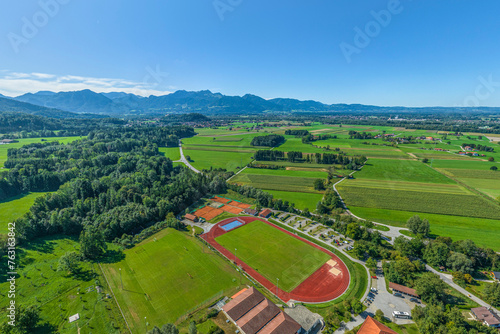 Ausblick auf die Region um Rohrdorf nahe Rosenheim am oberbayerischen Alpenrand